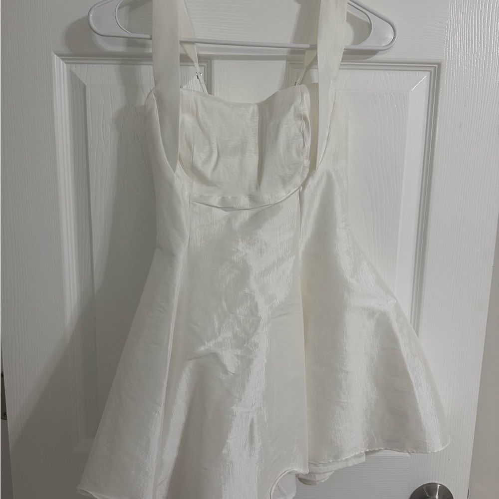 Elegant White Sleeveless Dress